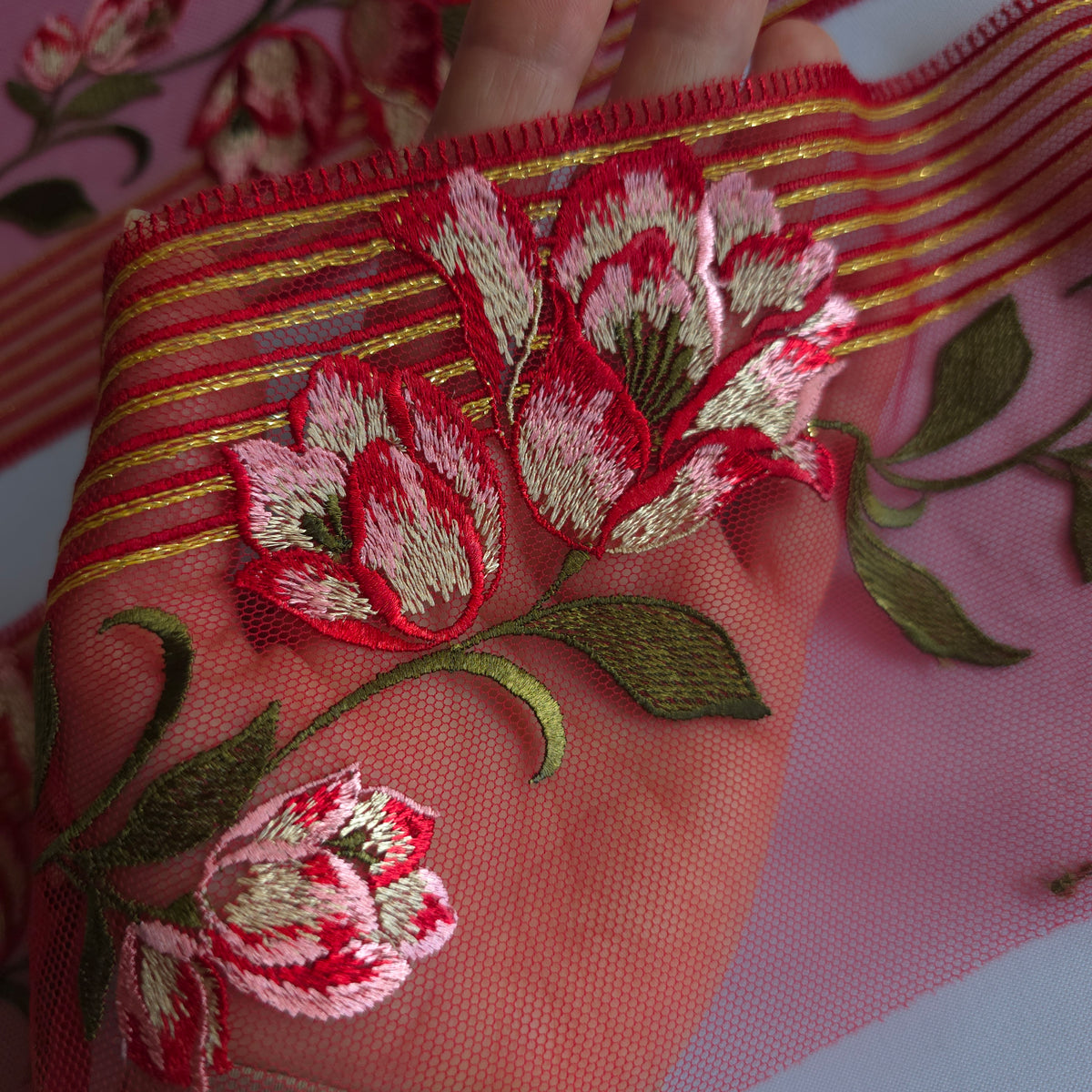 2026-111 rood tulekant met geborduurde tulpen voorzien van goudkleurig lurex draad