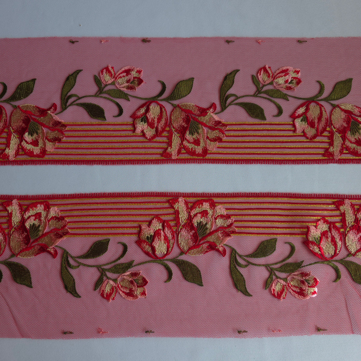 2026-111 rood tulekant met geborduurde tulpen voorzien van goudkleurig lurex draad