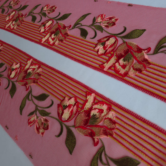 2026-111 rood tulekant met geborduurde tulpen voorzien van goudkleurig lurex draad