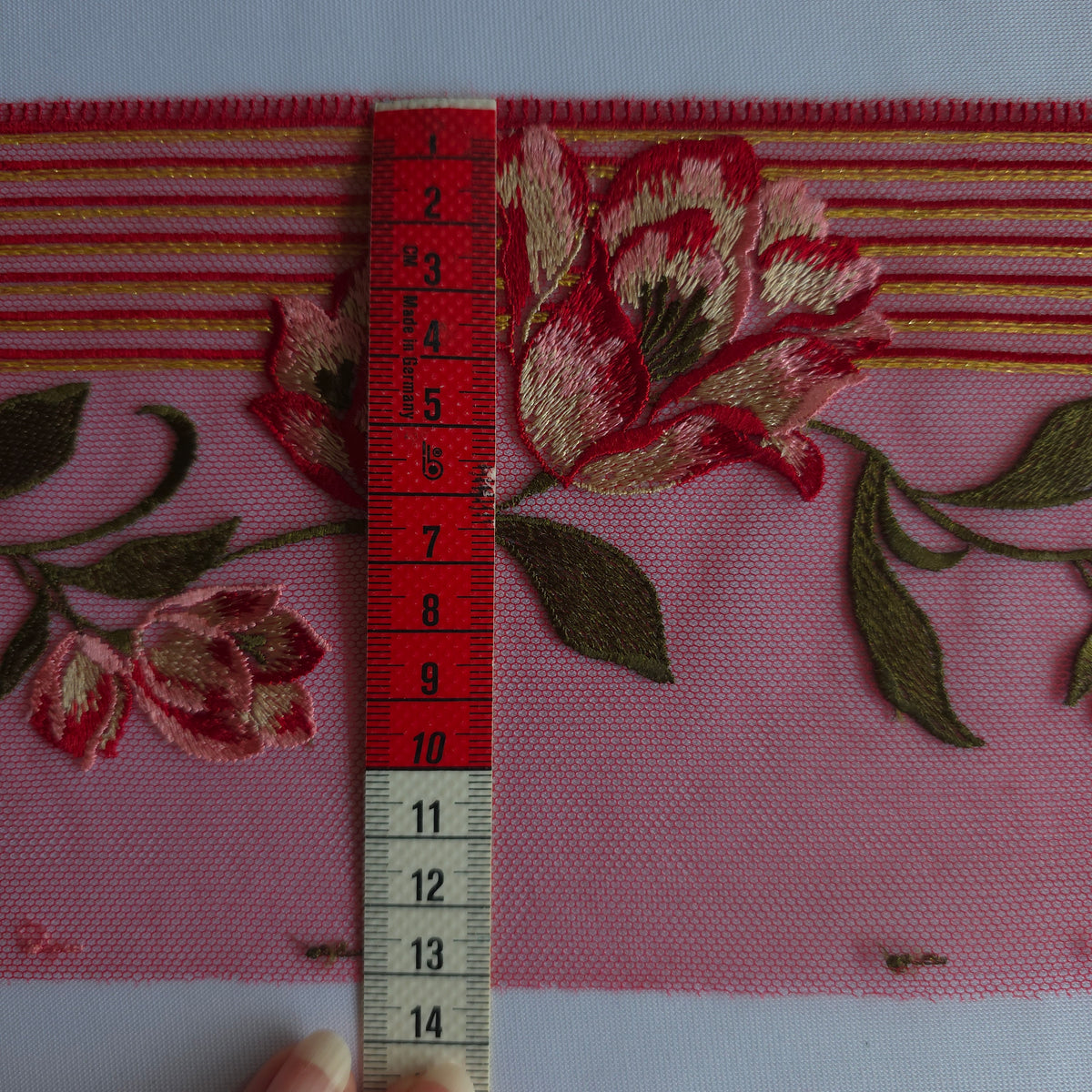 2026-111 rood tulekant met geborduurde tulpen voorzien van goudkleurig lurex draad