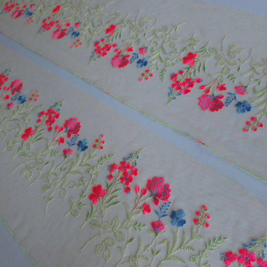 2026-112 peach kleurig tule kant voorzien van veldbloemen in lichtgroen, neon roze en korenbloem blauw
