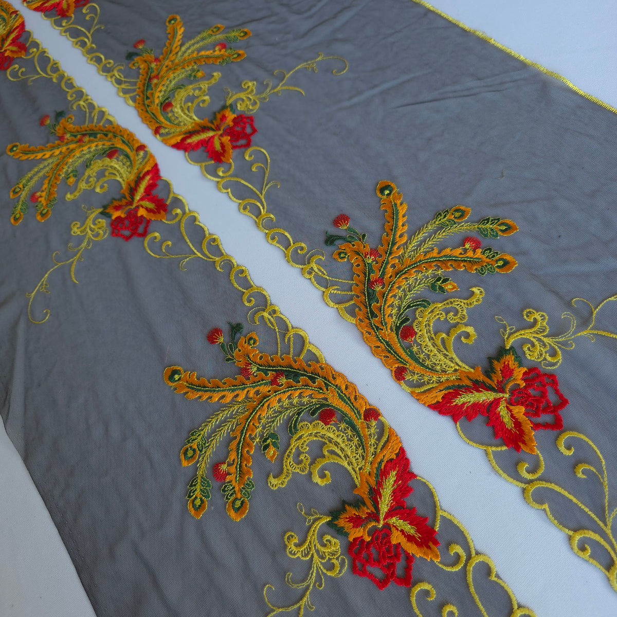 2026-113 zwart tulekant met Chinees tafereel in bonte kleuren voorzien van goudkleurig lurex draad