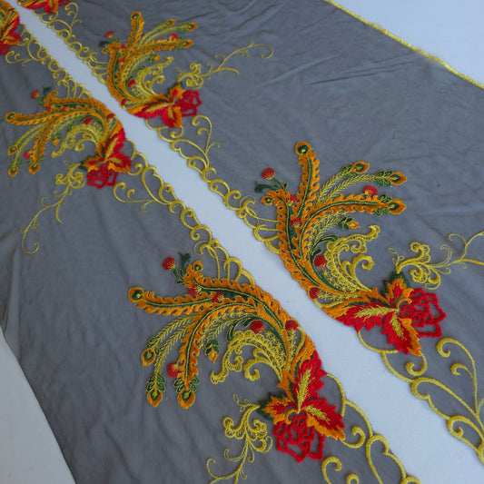 2026-113 zwart tulekant met Chinees tafereel in bonte kleuren voorzien van goudkleurig lurex draad