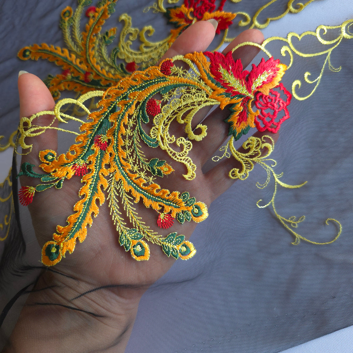 2026-113 zwart tulekant met Chinees tafereel in bonte kleuren voorzien van goudkleurig lurex draad