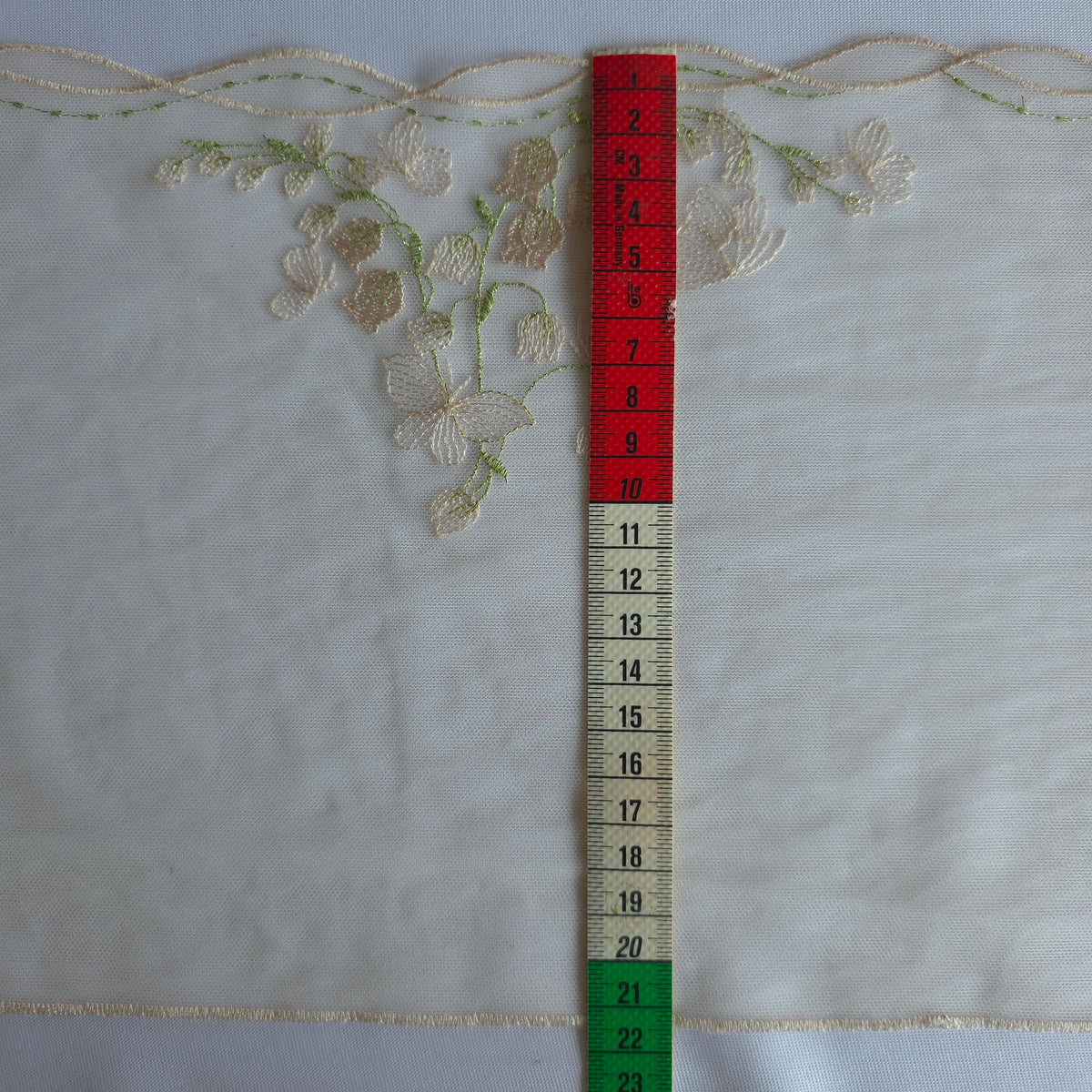 2026-115 heel lichtroze tulekant met geborduurde lelietjes-van-dalen en vlinders voorzien van lichtgroen lurex draad