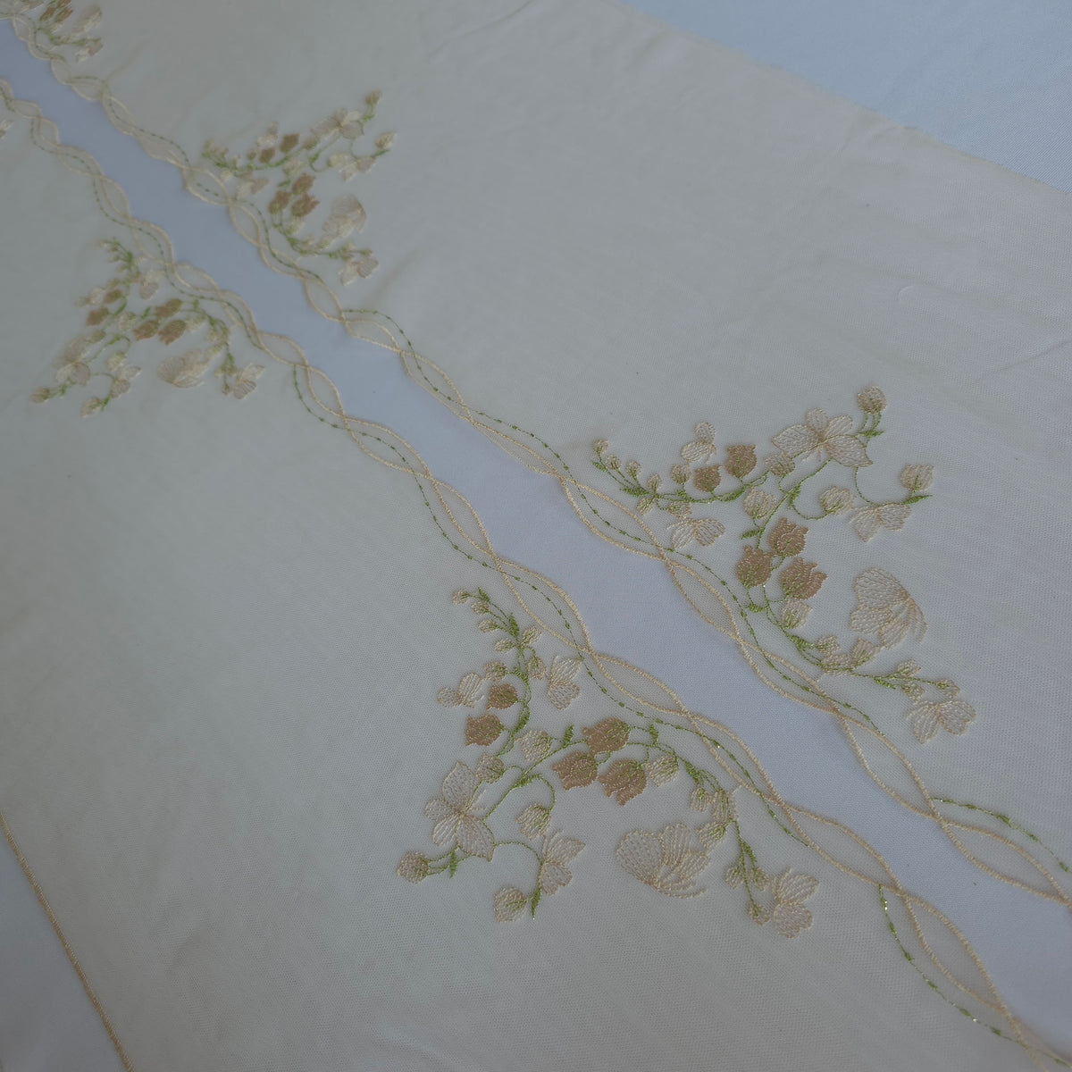 2026-115 heel lichtroze tulekant met geborduurde lelietjes-van-dalen en vlinders voorzien van lichtgroen lurex draad