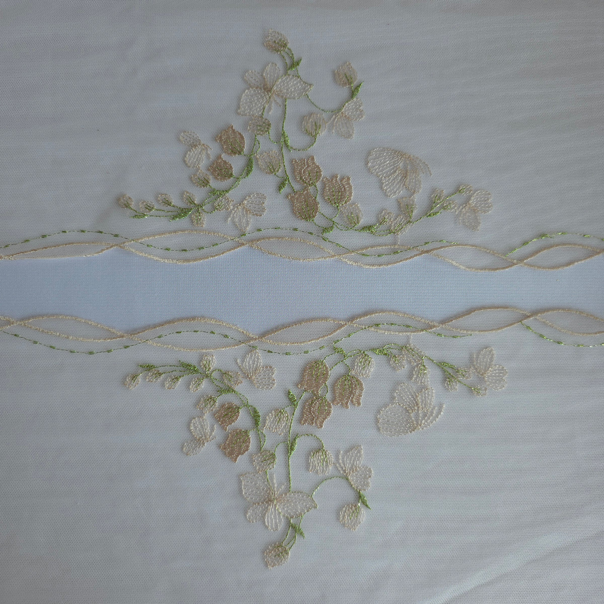 2026-115 heel lichtroze tulekant met geborduurde lelietjes-van-dalen en vlinders voorzien van lichtgroen lurex draad