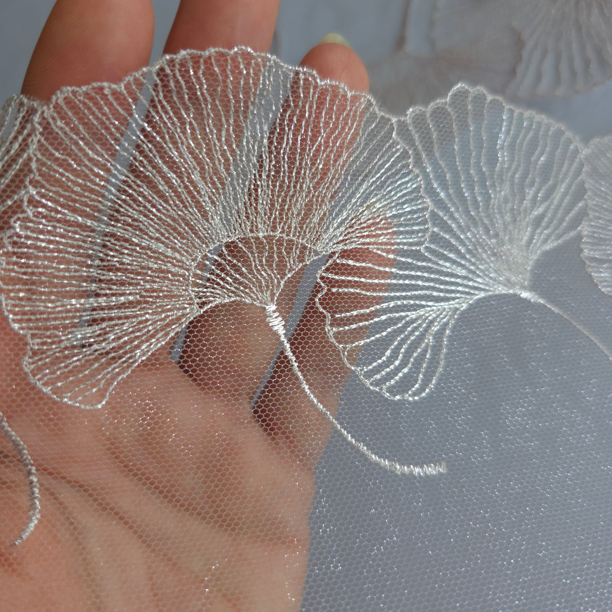 2026-116 lichtroze tulekant met geborduurde ginkgo bladeren voorien van zilverkleurige foliepint
