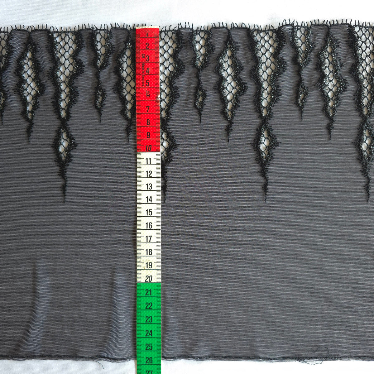 2026-117 zwarte, super zachte stretchmesh met grafisch, opengewerkt borsuursel voorzien van zilverkleurig lurex draad