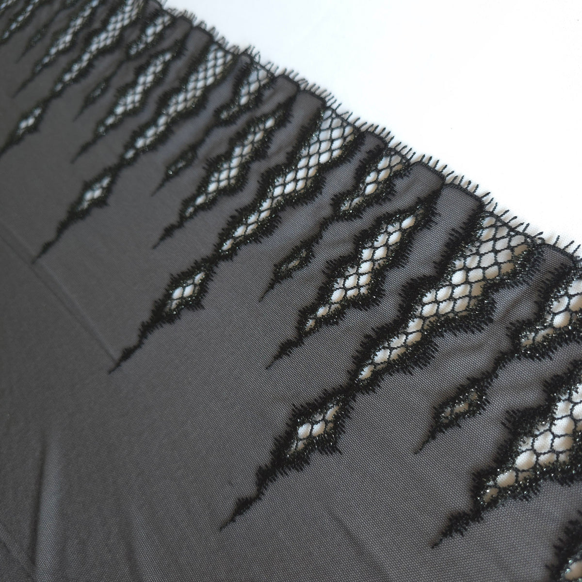 2026-117 zwarte, super zachte stretchmesh met grafisch, opengewerkt borsuursel voorzien van zilverkleurig lurex draad