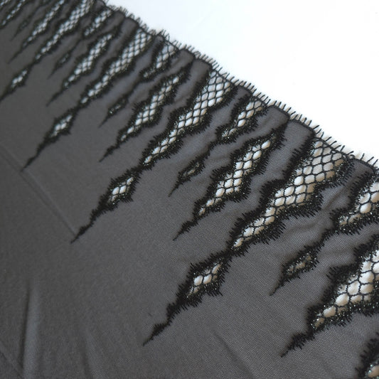 2026-117 zwarte, super zachte stretchmesh met grafisch, opengewerkt borsuursel voorzien van zilverkleurig lurex draad