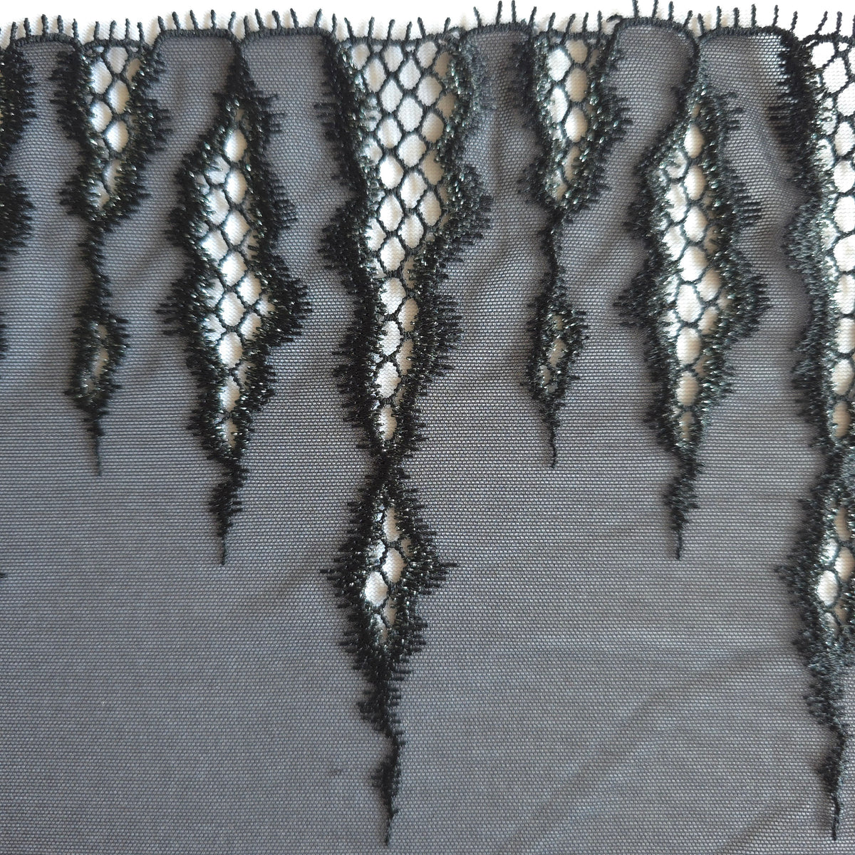 2026-117 zwarte, super zachte stretchmesh met grafisch, opengewerkt borsuursel voorzien van zilverkleurig lurex draad