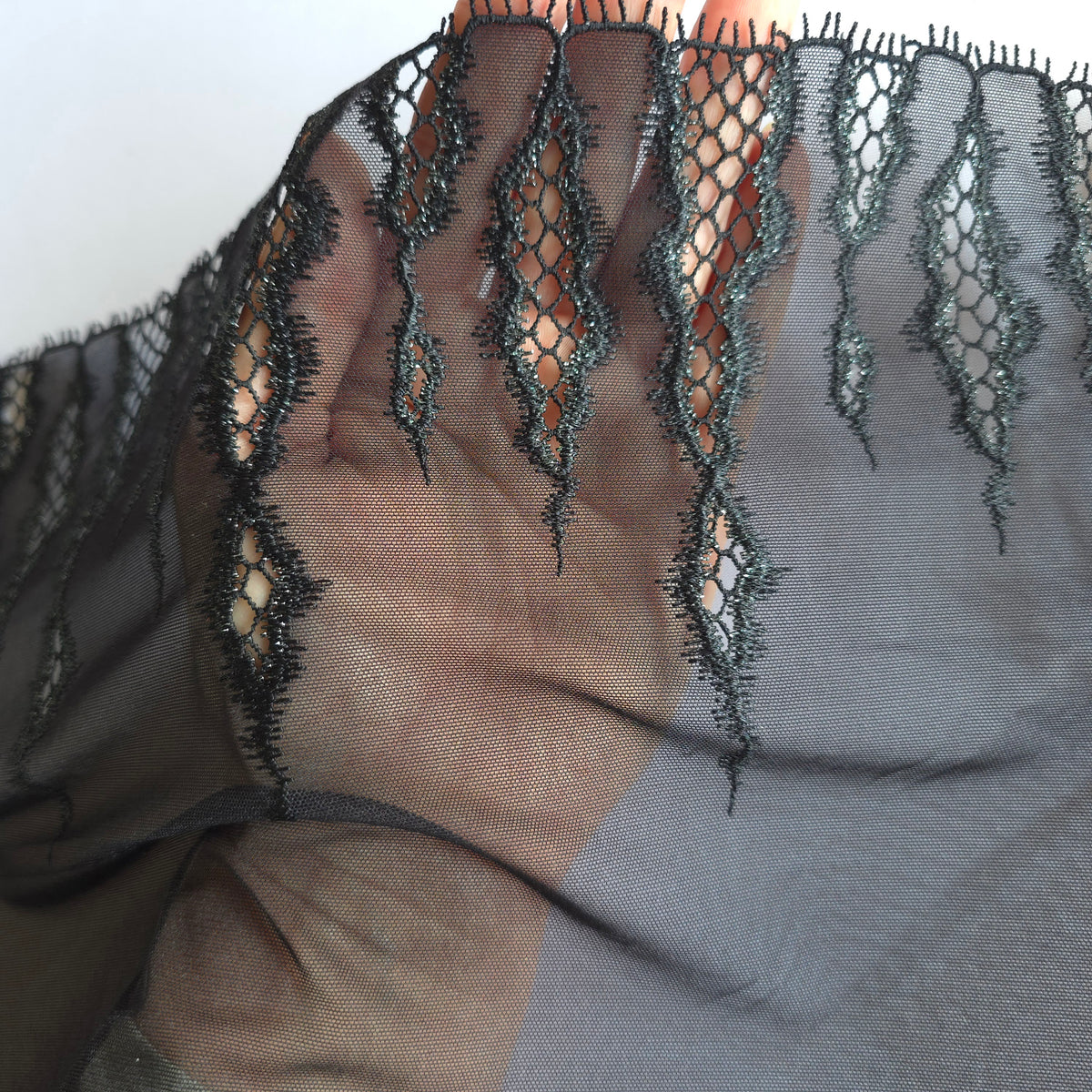 2026-117 zwarte, super zachte stretchmesh met grafisch, opengewerkt borsuursel voorzien van zilverkleurig lurex draad