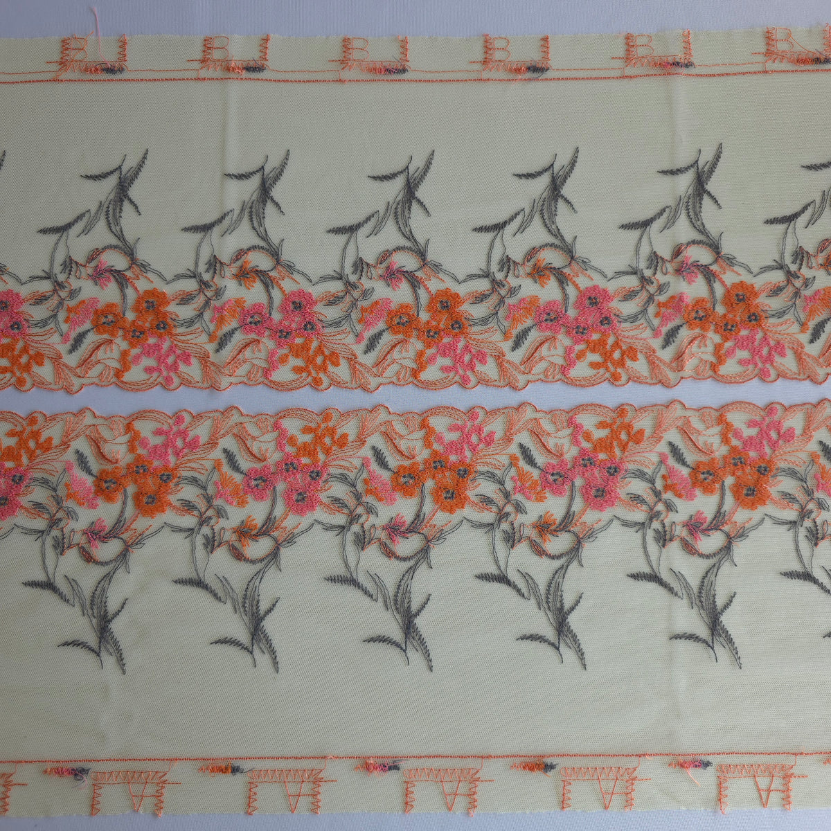 2026-118 geel tulekant met oranje en koraalroze veldbloemen