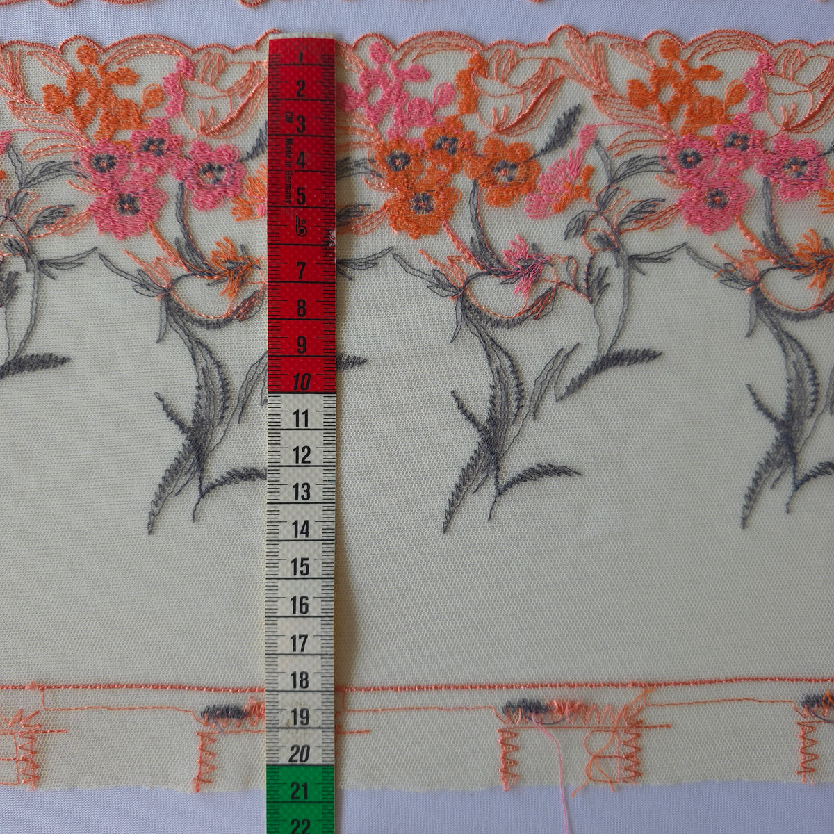 2026-118 geel tulekant met oranje en koraalroze veldbloemen