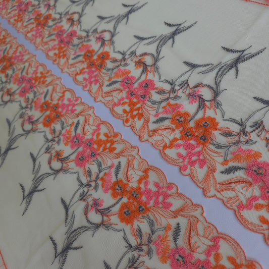 2026-118 geel tulekant met oranje en koraalroze veldbloemen