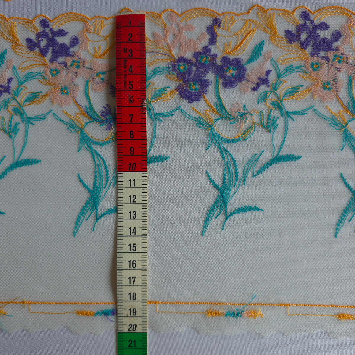 2026-119 roomwit tulekant met oranje groen, paars en roze veldbloemen