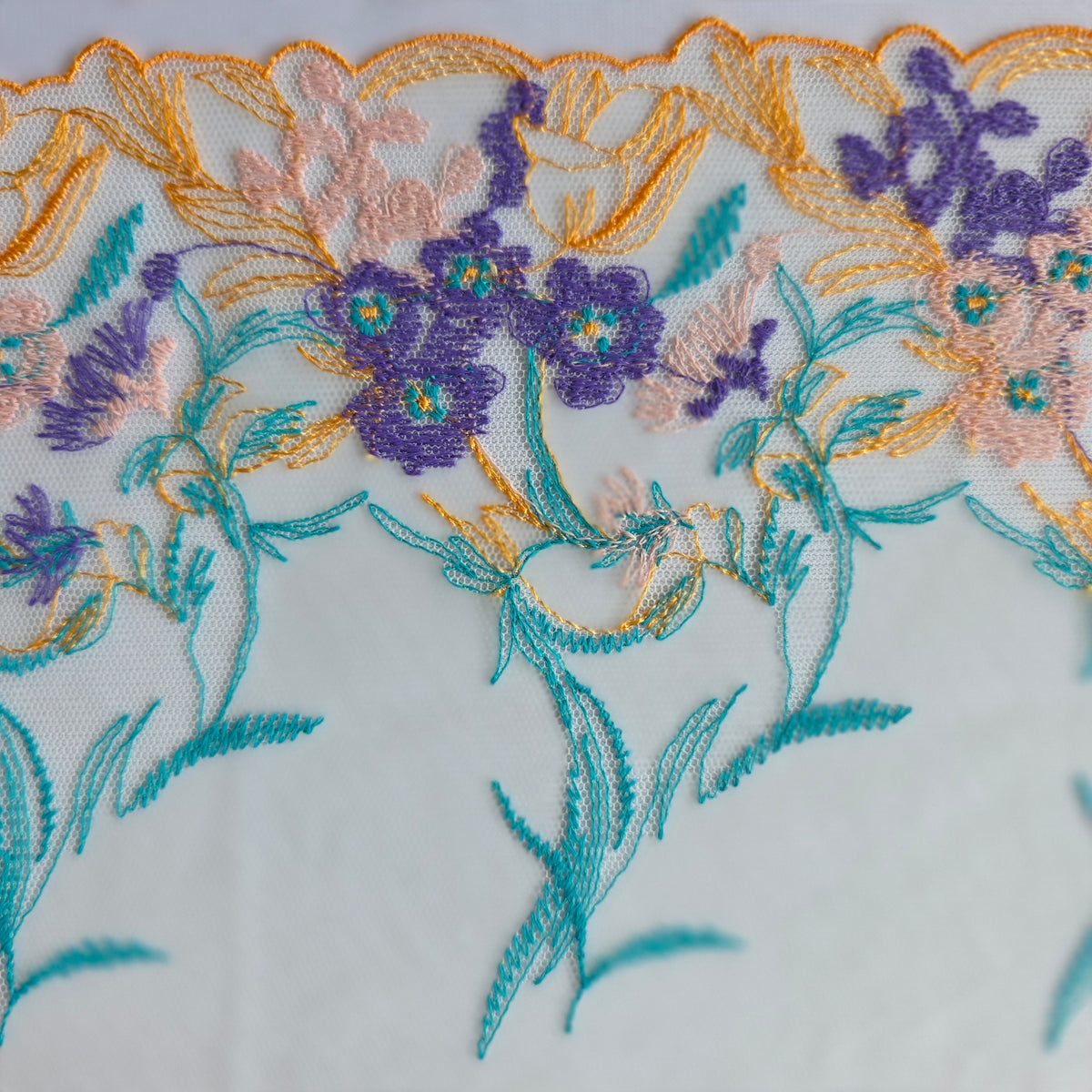 2026-119 roomwit tulekant met oranje groen, paars en roze veldbloemen