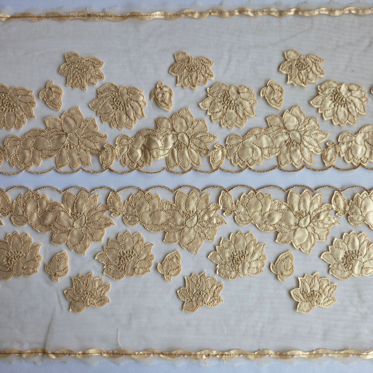 2026-120 champagne tulekant met satijnen lelie appliquaties voorzien van champagne goud lurex draad