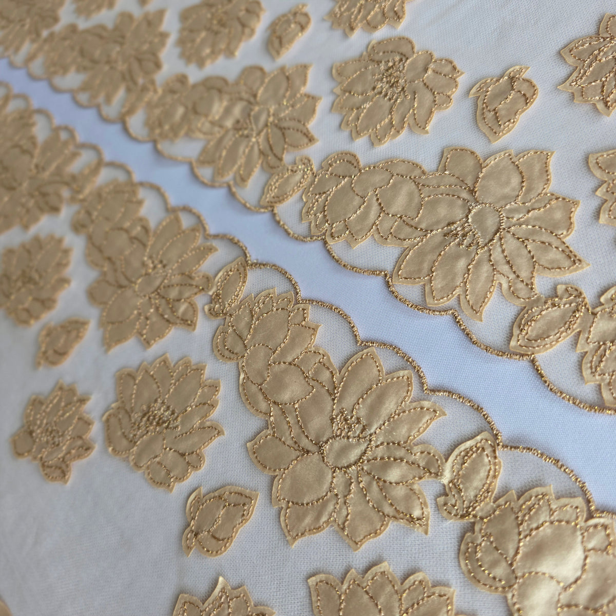 2026-120 champagne tulekant met satijnen lelie appliquaties voorzien van champagne goud lurex draad
