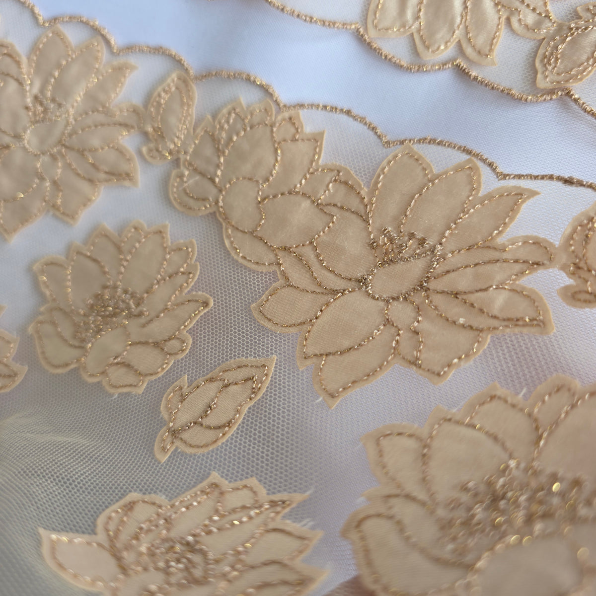 2026-120 champagne tulekant met satijnen lelie appliquaties voorzien van champagne goud lurex draad