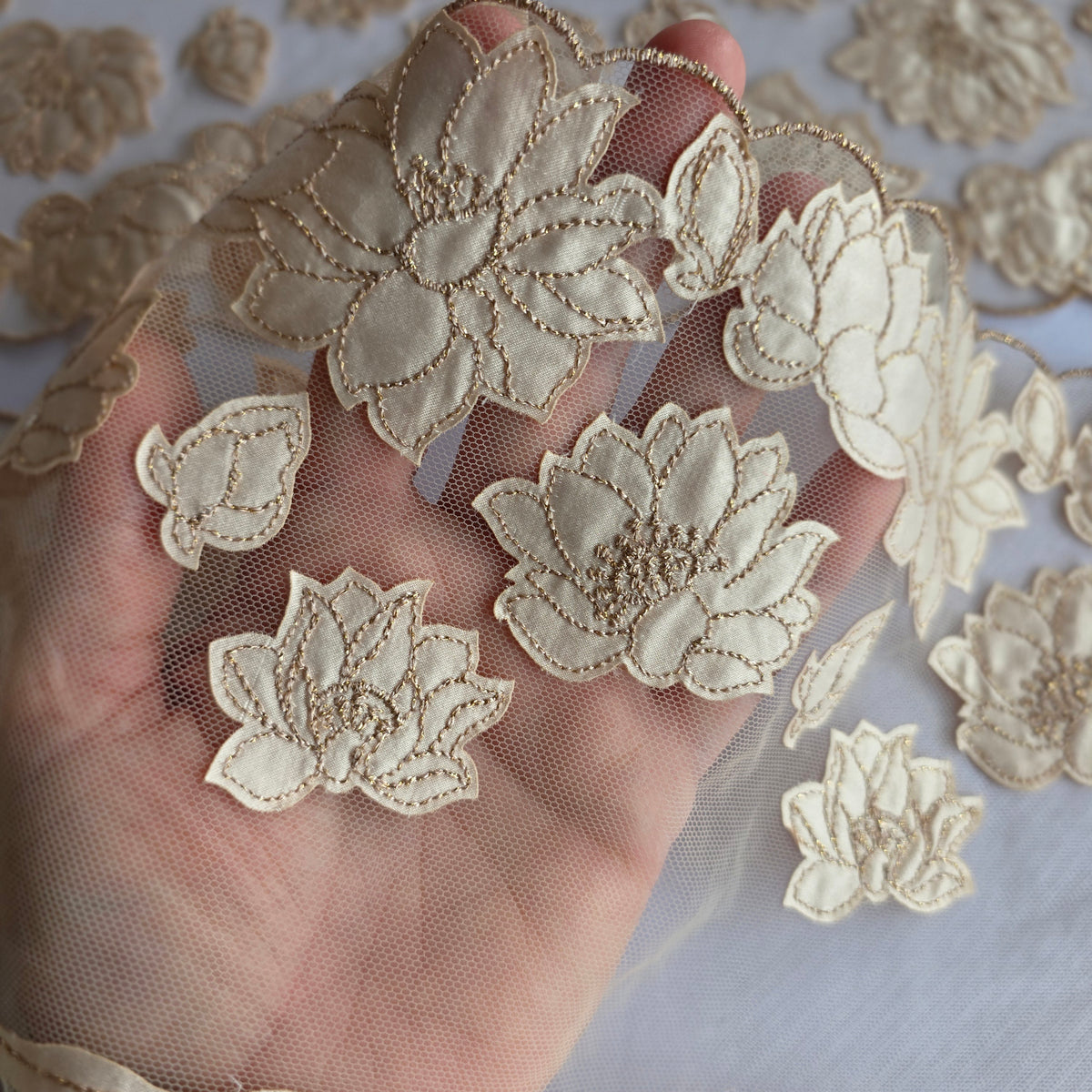 2026-120 champagne tulekant met satijnen lelie appliquaties voorzien van champagne goud lurex draad