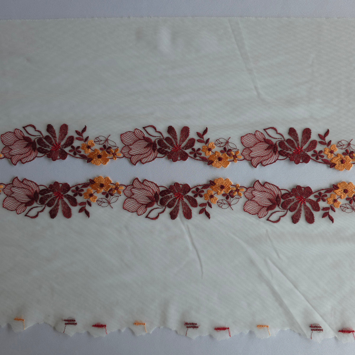 2026-121 Roomwit tulekant met bloemen borduursel in herfsttinten (smal design)