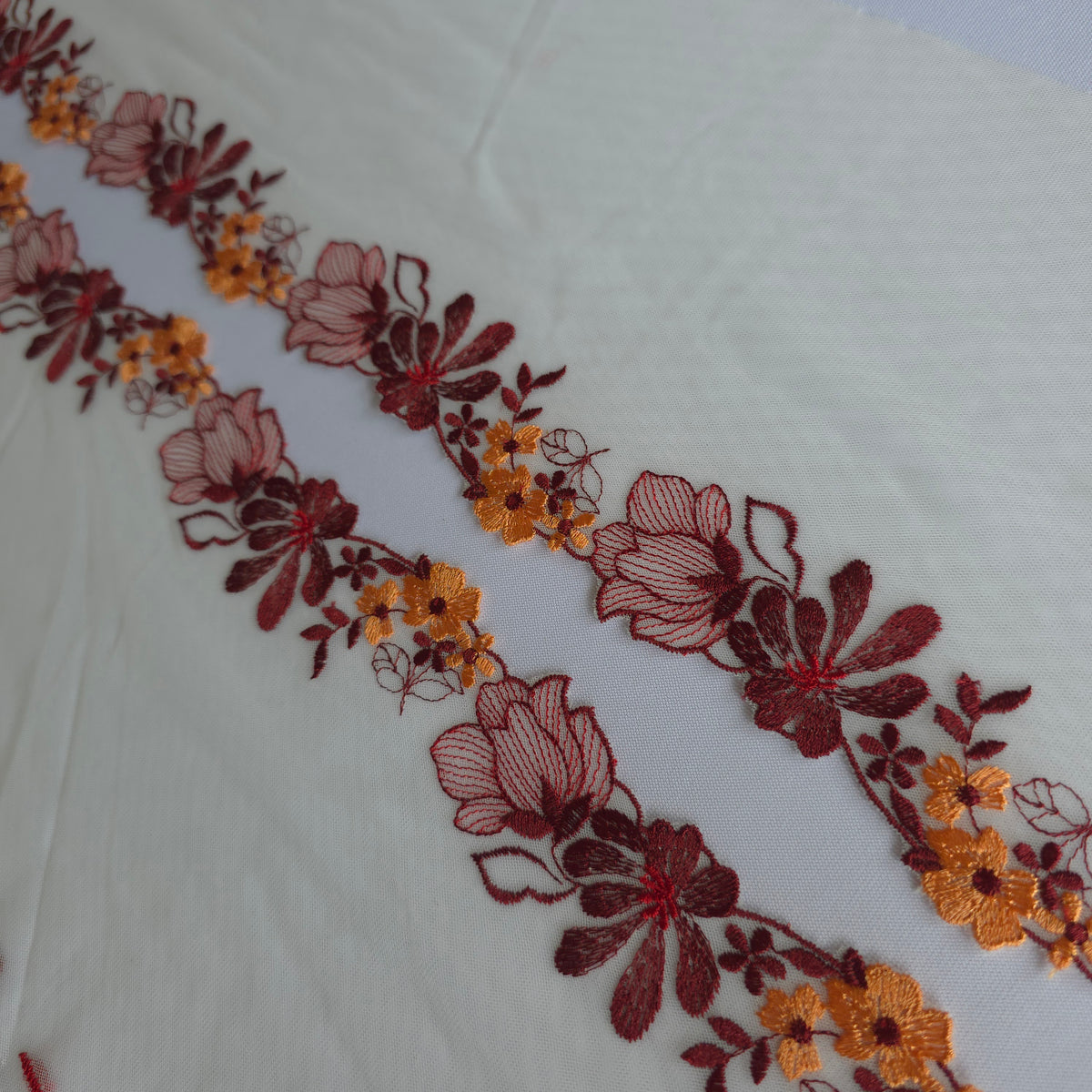 2026-121 Roomwit tulekant met bloemen borduursel in herfsttinten (smal design)