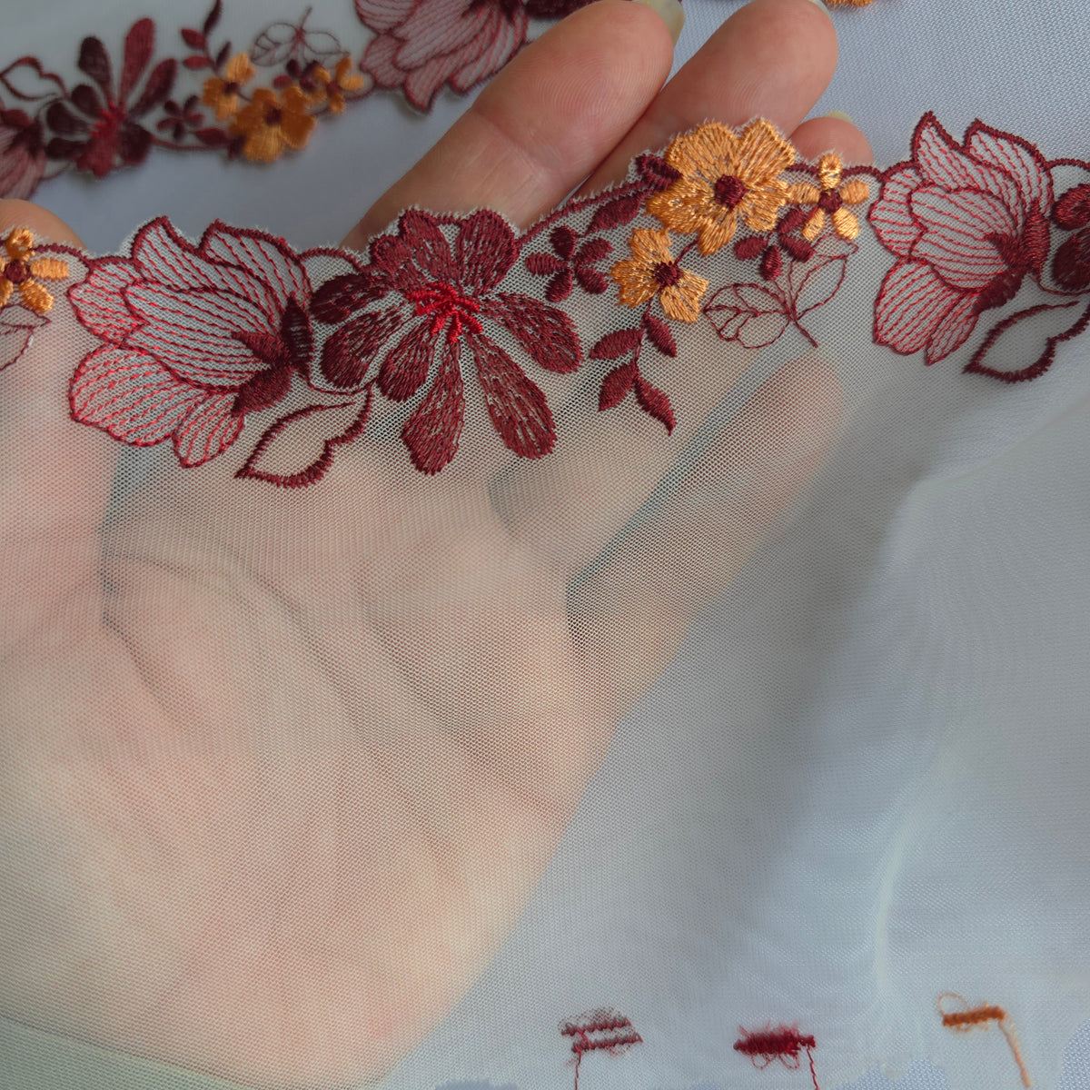 2026-121 Roomwit tulekant met bloemen borduursel in herfsttinten (smal design)