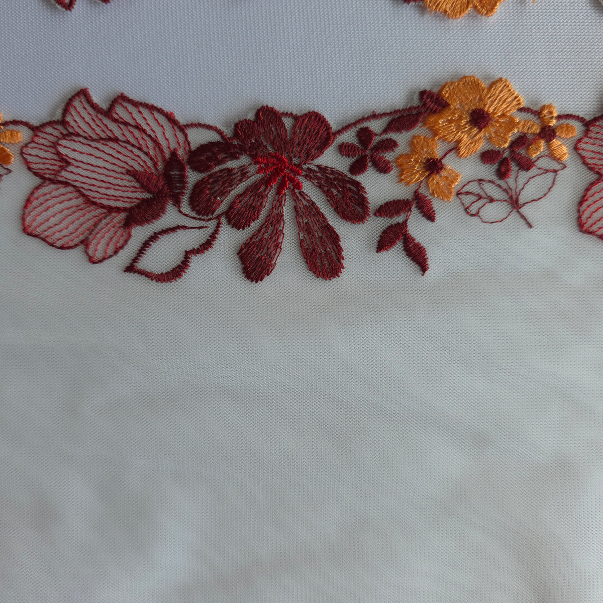 2026-121 Roomwit tulekant met bloemen borduursel in herfsttinten (smal design)