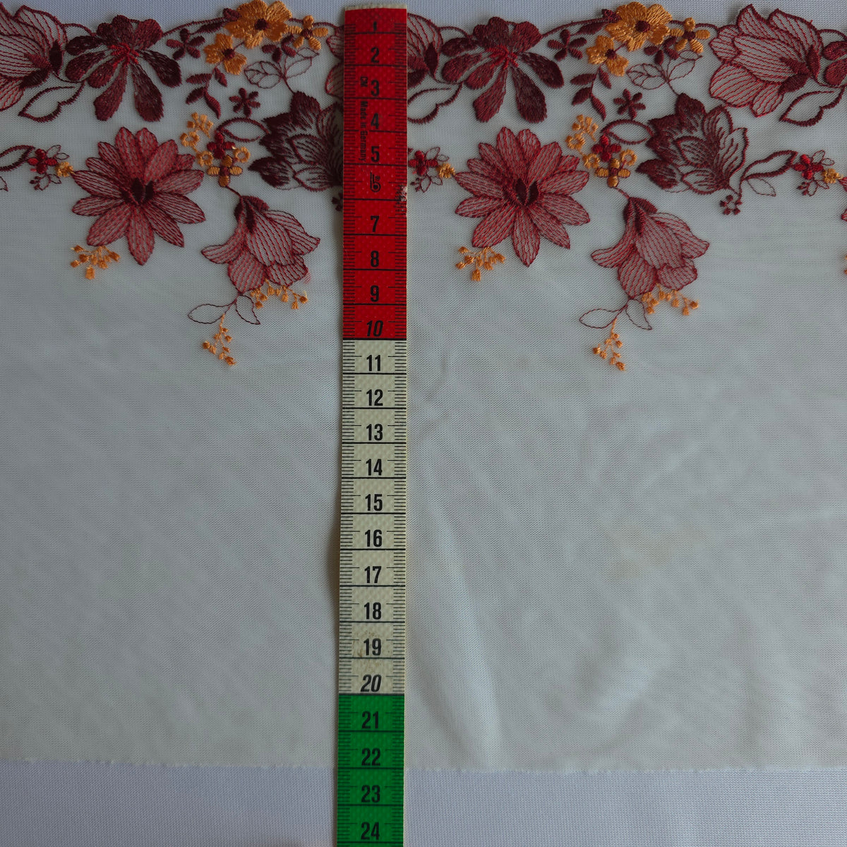 2026-122 Roomwit tulekant met bloemen borduursel in herfsttinten (breed design)