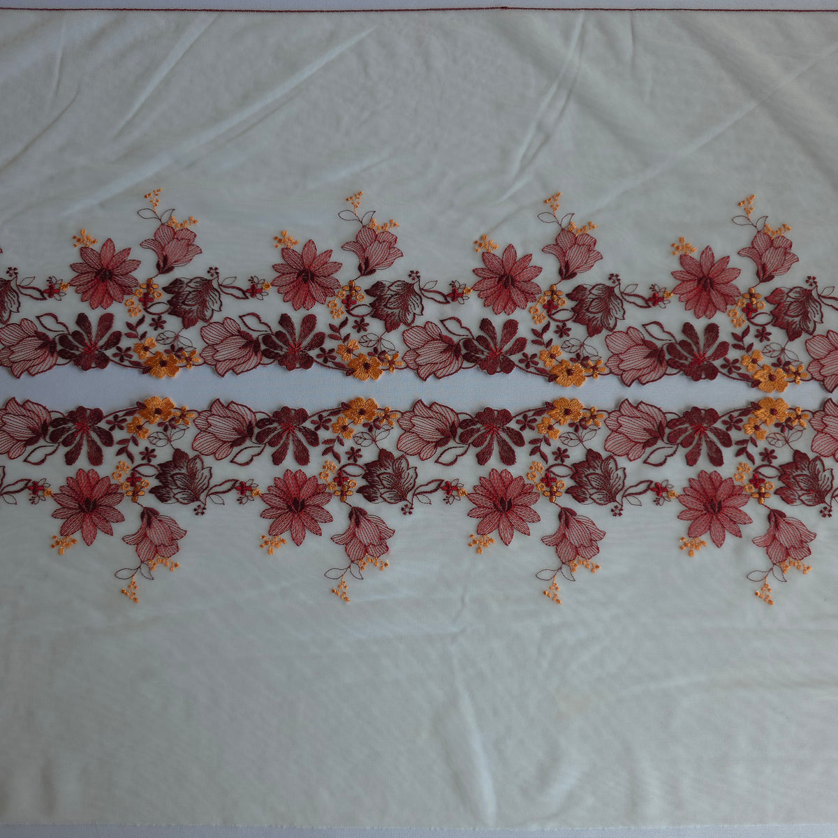 2026-122 Roomwit tulekant met bloemen borduursel in herfsttinten (breed design)