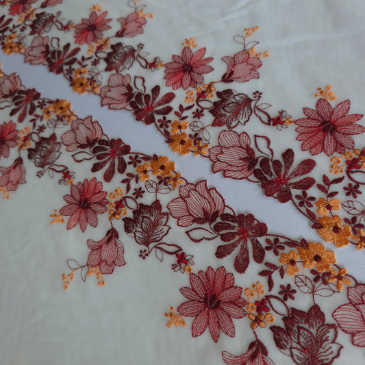 2026-122 Roomwit tulekant met bloemen borduursel in herfsttinten (breed design)