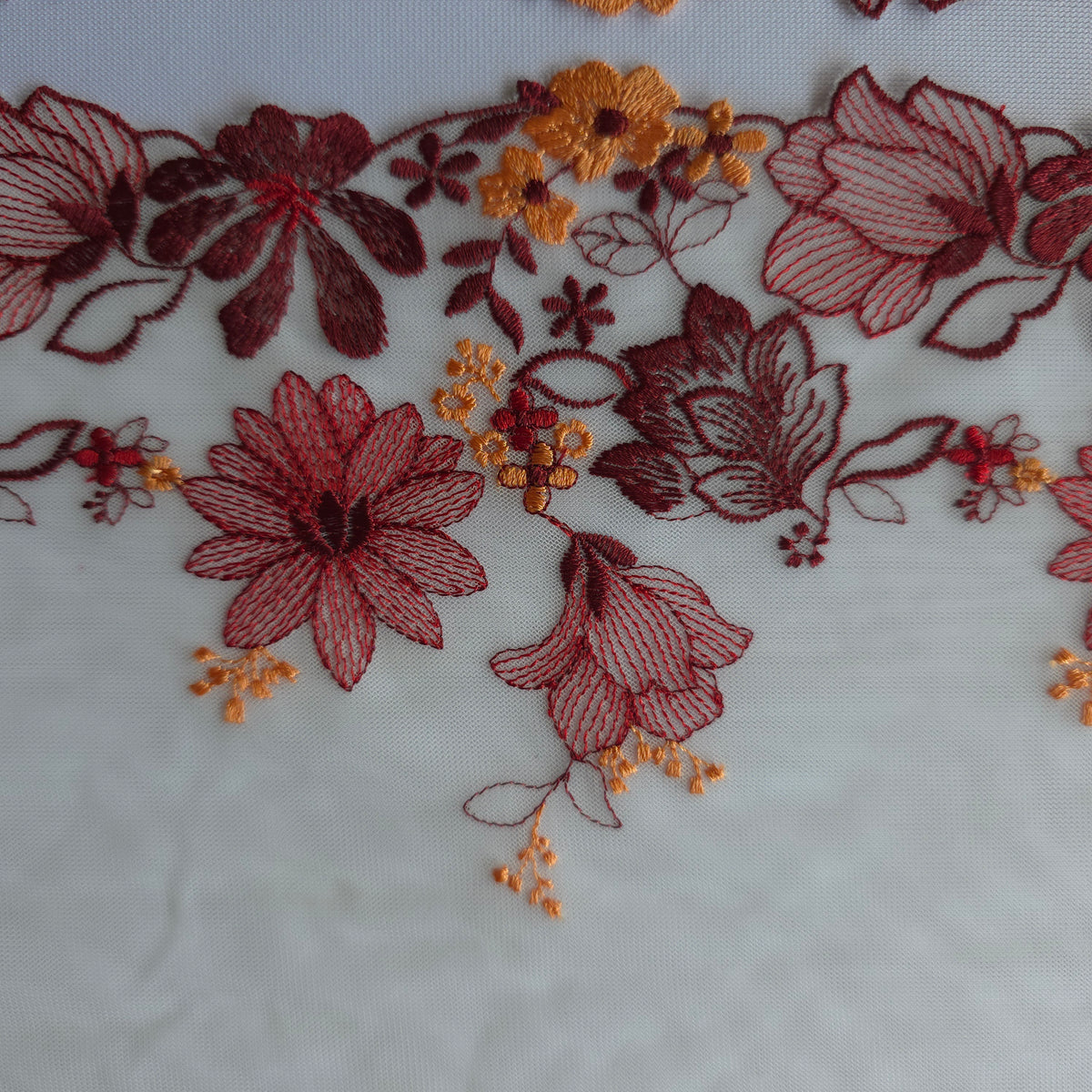 2026-122 Roomwit tulekant met bloemen borduursel in herfsttinten (breed design)
