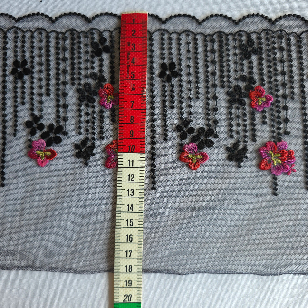 2026-123 zwart tule kant met geborduurd "kralen" design met zwarte en roze met rode bloemen
