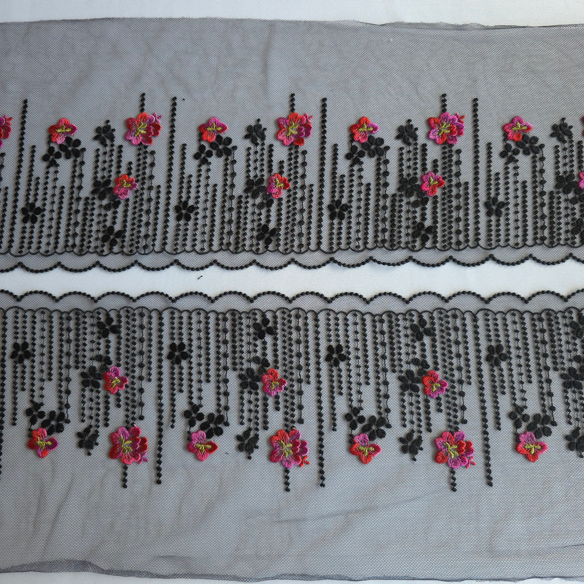 2026-123 zwart tule kant met geborduurd "kralen" design met zwarte en roze met rode bloemen