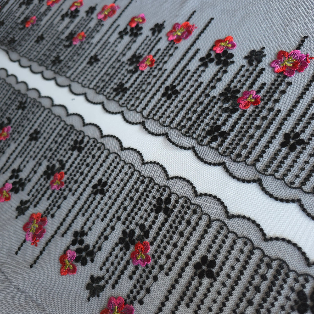 2026-123 zwart tule kant met geborduurd "kralen" design met zwarte en roze met rode bloemen