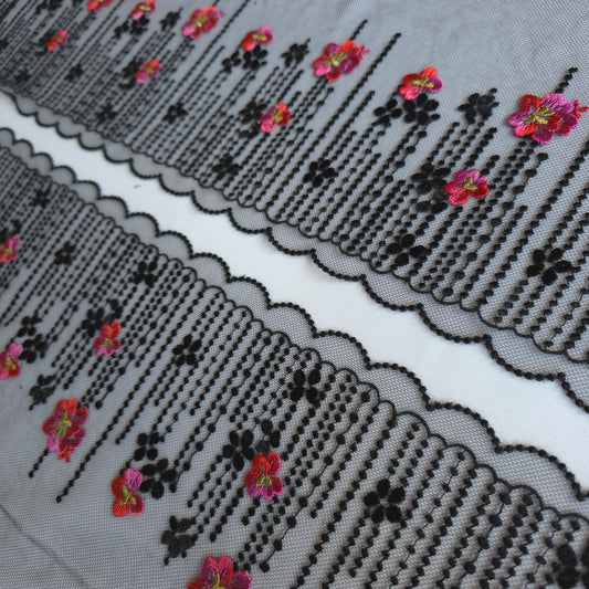 2026-123 zwart tule kant met geborduurd "kralen" design met zwarte en roze met rode bloemen