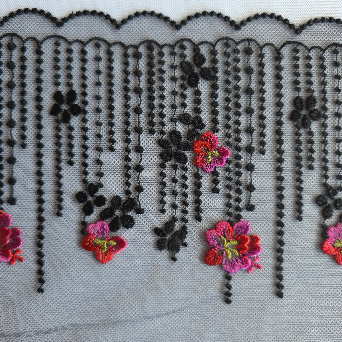 2026-123 zwart tule kant met geborduurd "kralen" design met zwarte en roze met rode bloemen