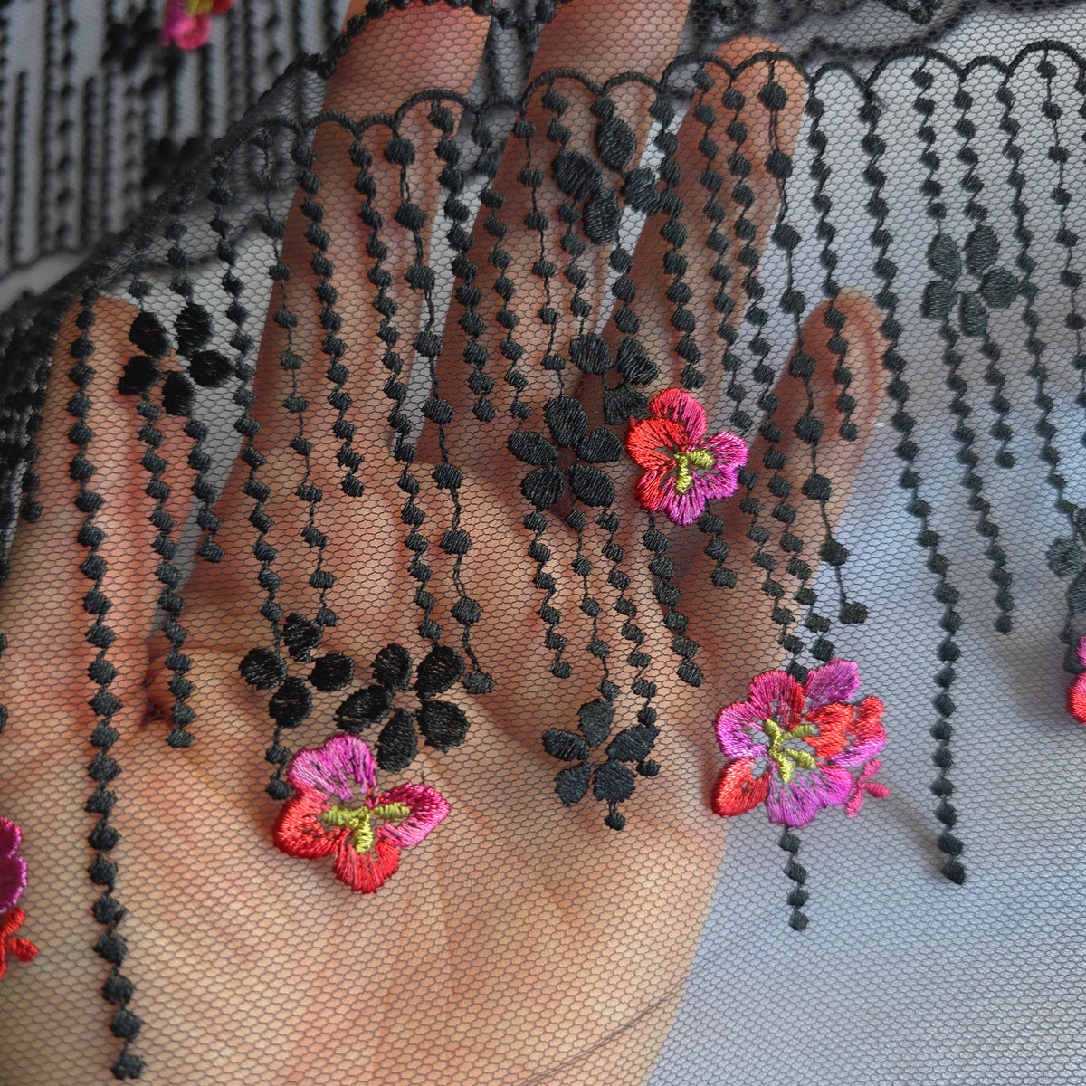 2026-123 zwart tule kant met geborduurd "kralen" design met zwarte en roze met rode bloemen