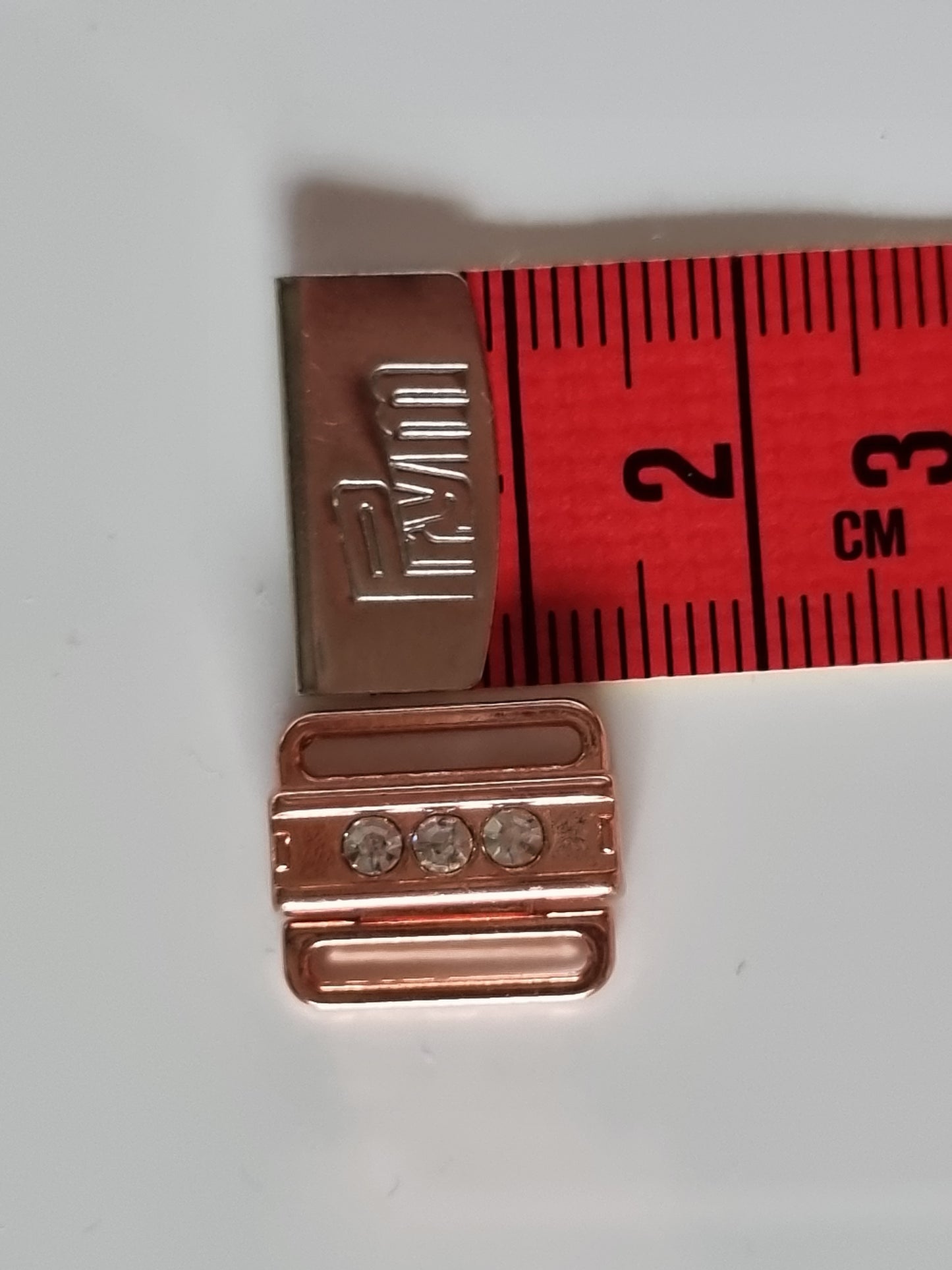 Metalen mini sluitingen met opening van 12mm hoog.