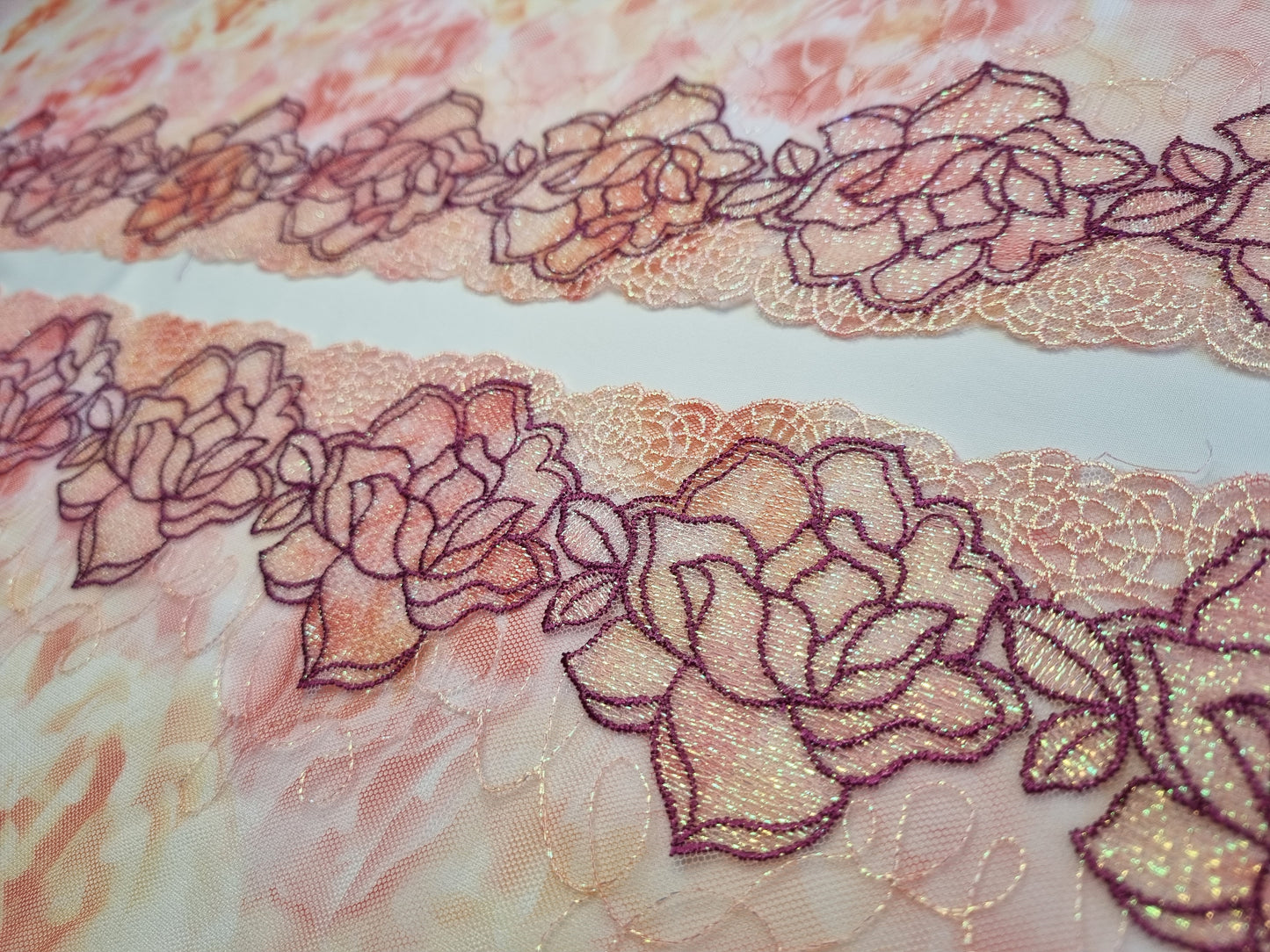 Tule kant met print en parelmoer kleurige rozen.